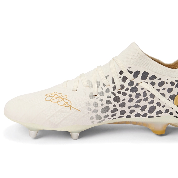 Ellie Kildunne rugby boots signature