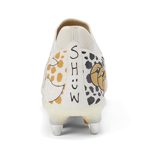 Ellie Kildunne rugby boots heal view