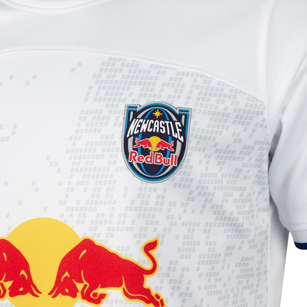Newcastle Red Bulls Adults Away Rugby Shirt 26/27 White - Badge Close-up