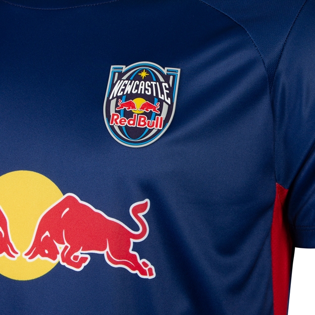 Newcastle Red Bulls Mens Warm Up T-Shirt 26/27 Navy - Badge Close-up
