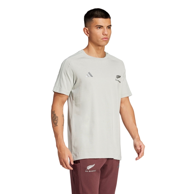 All Blacks Fan Wear Tee Wonder Silver - On Model Walking