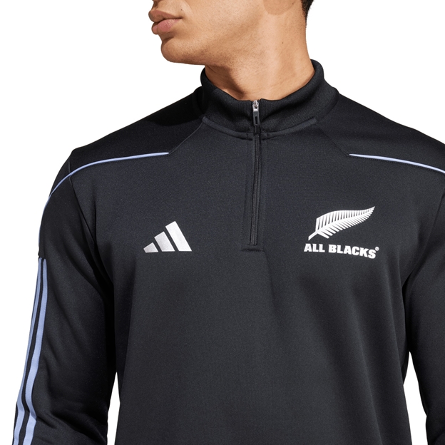 IW0665-all-blacks-mens-fleece-black-2024-model-fern.jpg