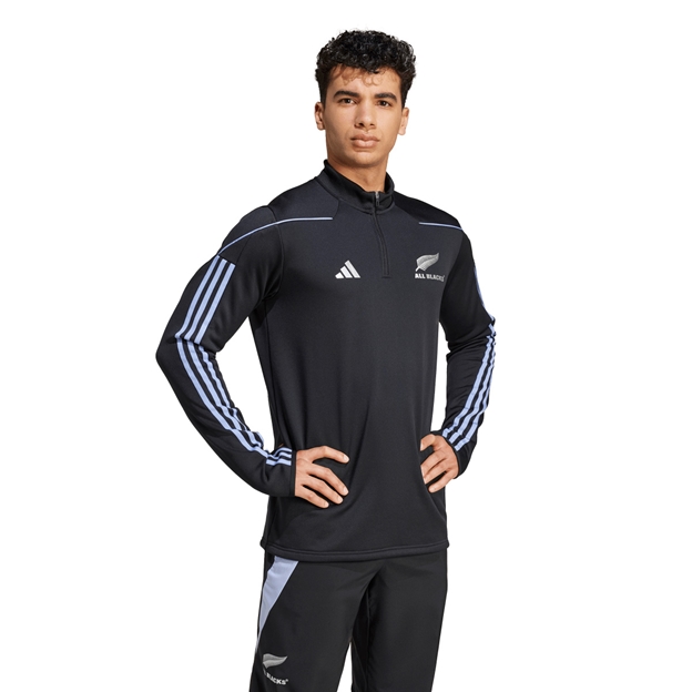 IW0665-all-blacks-mens-fleece-black-2024-model-front2.jpg