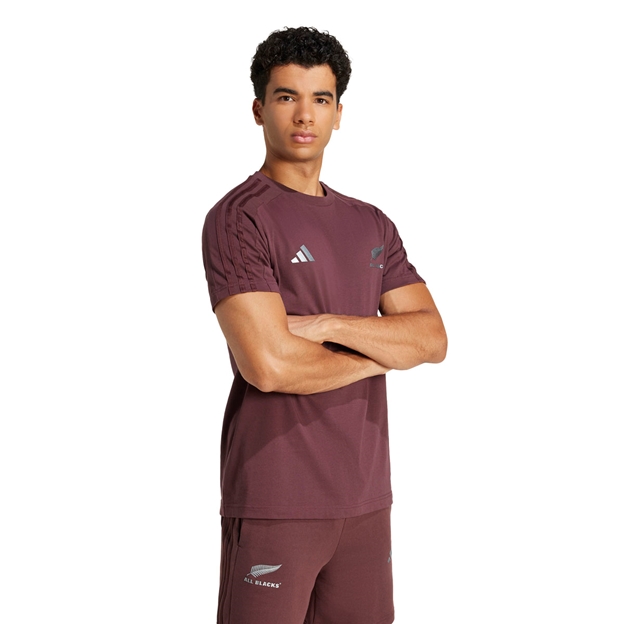 All Blacks Fan Wear Tee Aurora Ruby - Model Walking