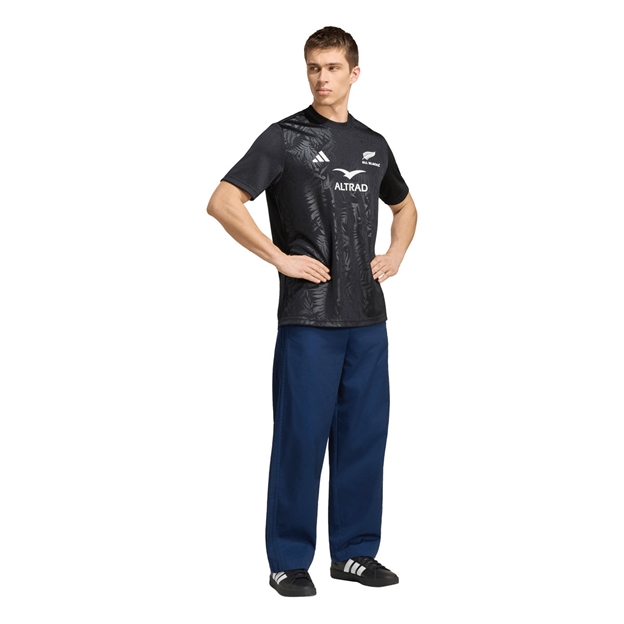 All Blacks Mens 'Greatest Rivalry' Supporters Rugby Shirt 26/27 All Black - Model Walking View
